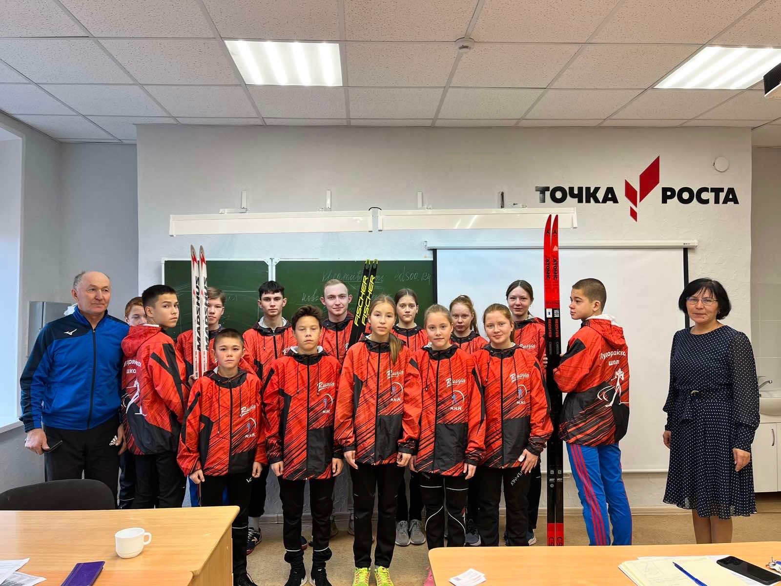 Новые ветровки для сборной Лудорвайской школы по лыжным гонкам.